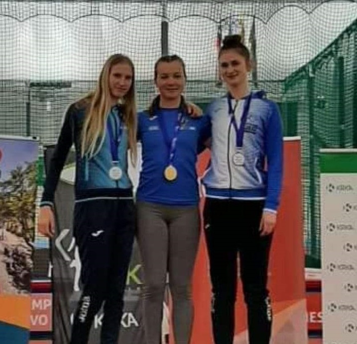 Najboljše tri v troskoku, skrajno desno Manca