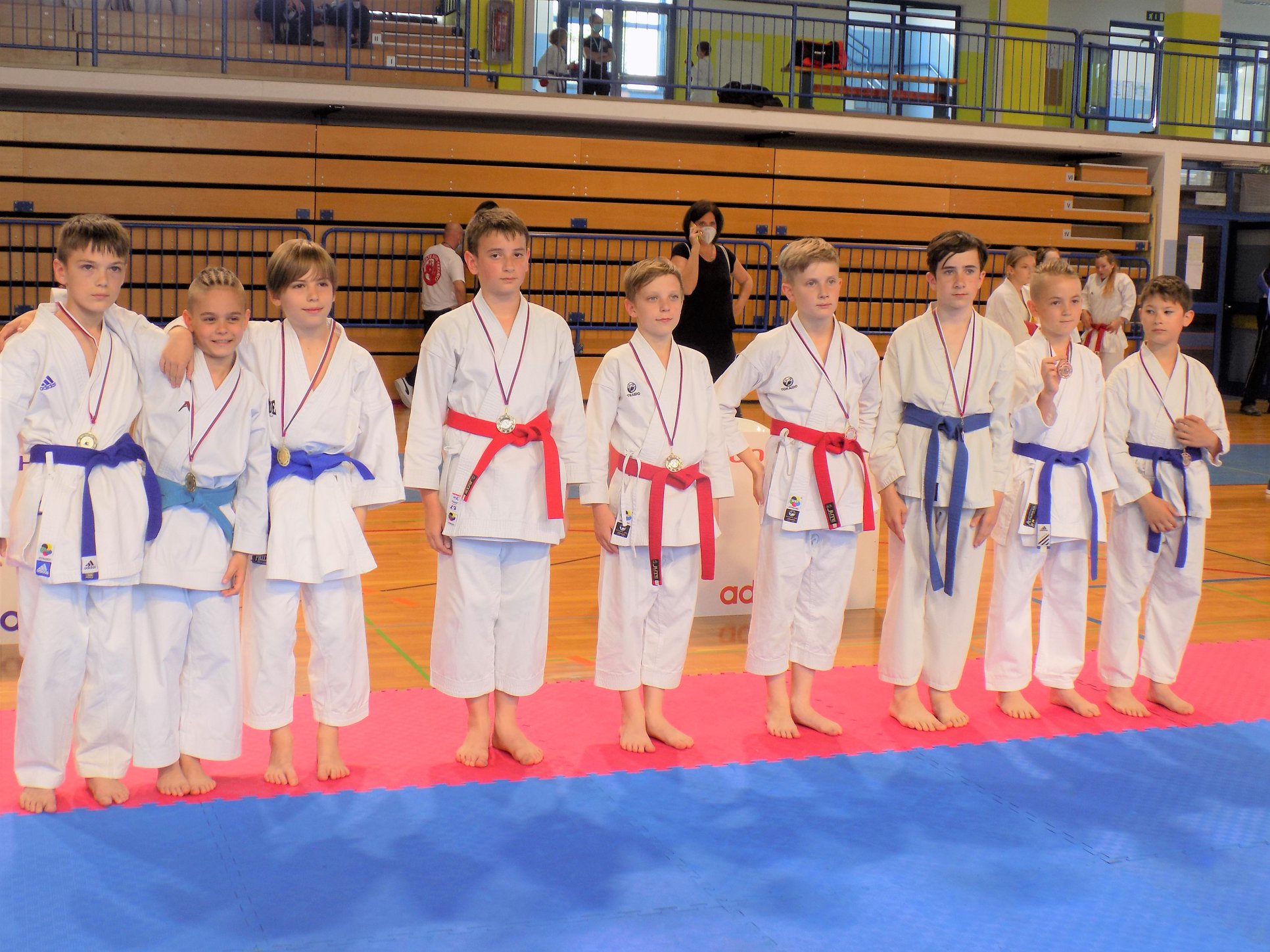 Edvin, Anže in Andraž v kimonih z rdečim pasom