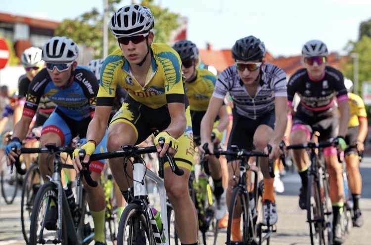 Grega Podlesnik v rumeni majici 